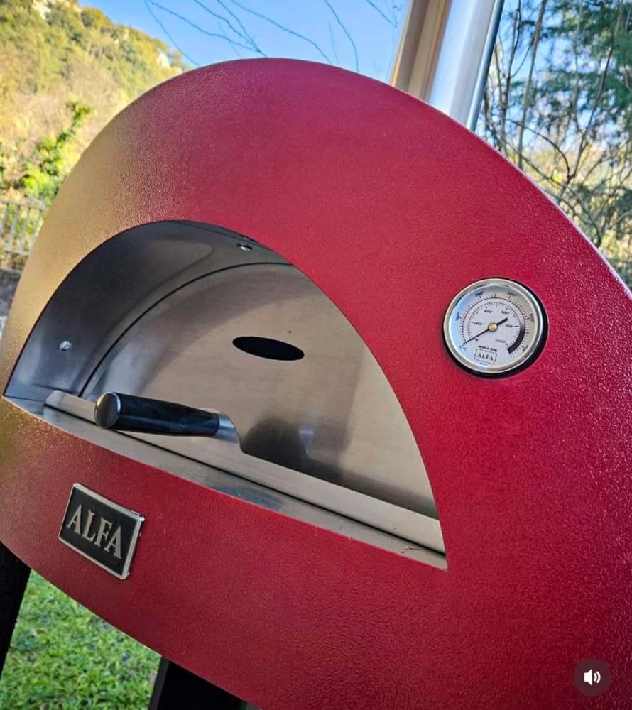 Wood-burning oven pyrometer for accurately monitoring temperature during baking and cooking.