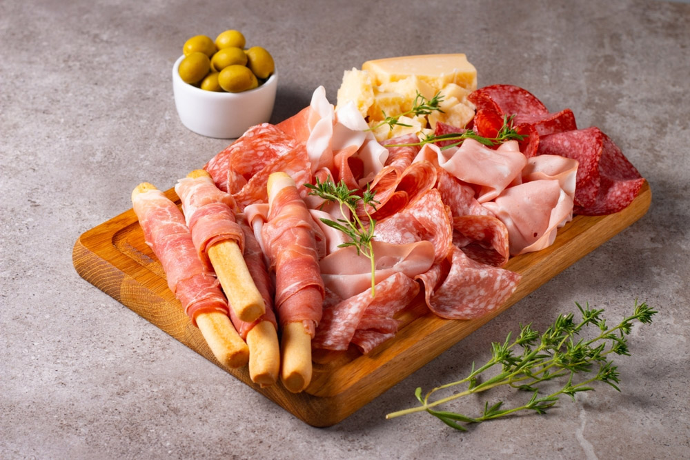 A Christmas gift suggestions with a chopping board perfectly used to serve charcuterie, elevating festive appetisers presentation.