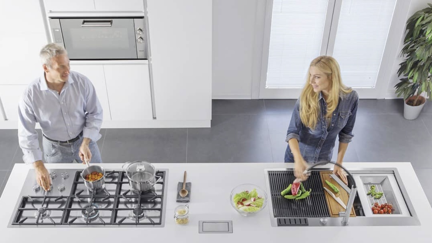 Couple preparing lunch together in a modern kitchen, representing lunch ideas for two