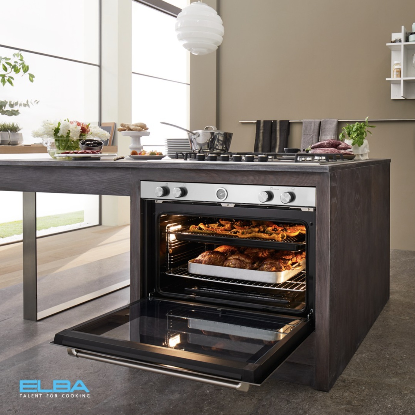 Elba built-in electric oven with open door cooking chicken and vegetables, ideal for preparing healthy oven dinner recipes at home.